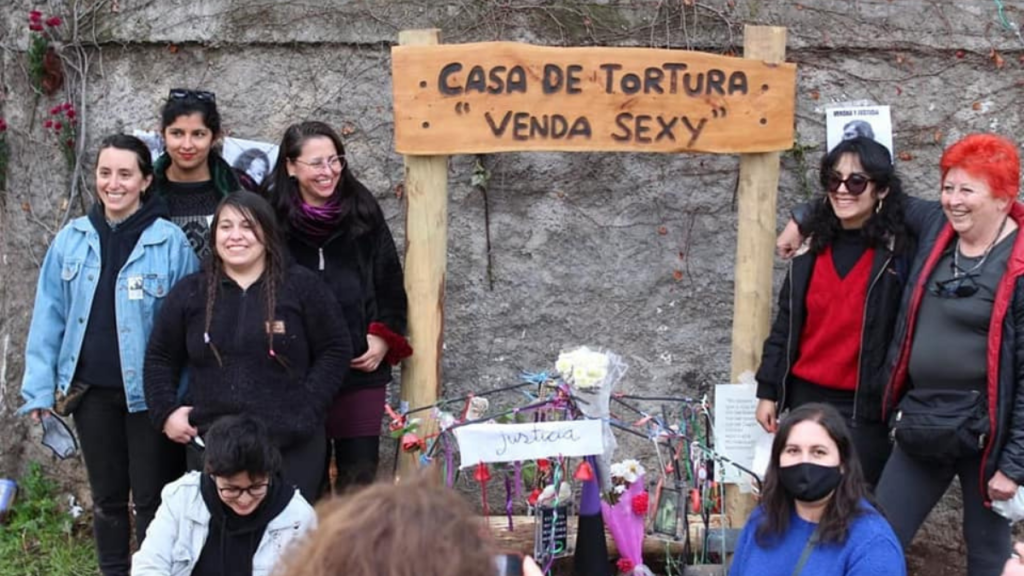 El pasado domingo 12 de septiembre se instaló un letrero para visibilizar la casa de tortura Venda Sexy, ubicada en la comuna de Macul.