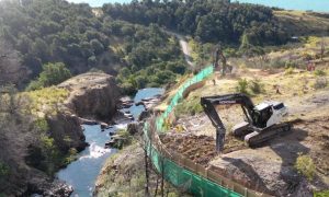Cascada Los Maquis junto a la construcción de la hidroeléctrica