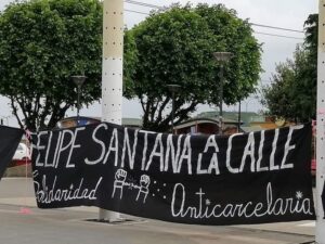 Lienzo que dice ''Felipe Santana a la calle. Solidaridad anticarcelaria''