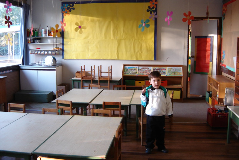 Imagen de un niño solo en la sala de clases.