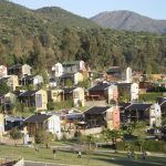 Los condominios emergen de la doble impronta campesina y minera de la zona, el futuro de Machalí, que lo observa sentado en los yacimientos minerales de la Mina el Teniente, es un futuro hecho de cobre, acero y cemento.