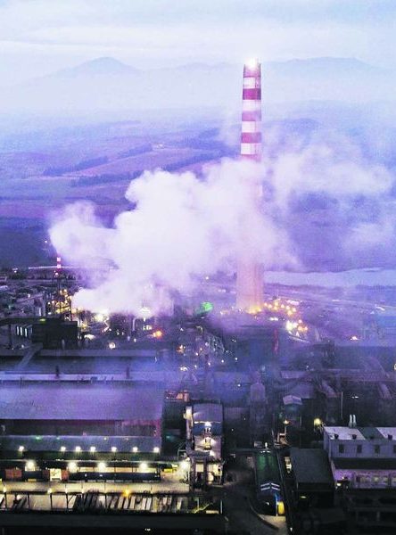 Imagen de la Fundición Ventanas de Codelco. En ella se aprecia la contaminación emanada por la misma