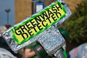 Imagen de una aspiradora, en la que está escrita la frase "Greenwashing detected"