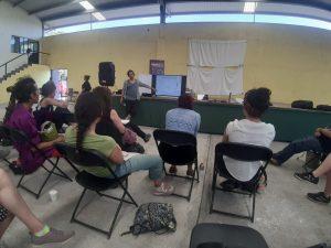 Personas tomando taller de fundamentos del sonido en Tejemedios, encuentro de radios comunitarias