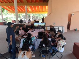 rupo de personas tomando taller de Software libre en tejemos México
