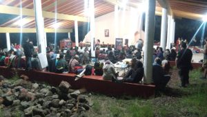 Grupo de 100 personas escuchando charla sobre ejido en México en Tejemedios