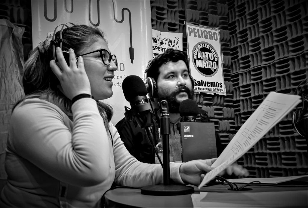 dos jóvenes hablando dentro de un estudio de la radio JGM