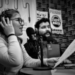 dos jóvenes hablando dentro de un estudio de la radio JGM