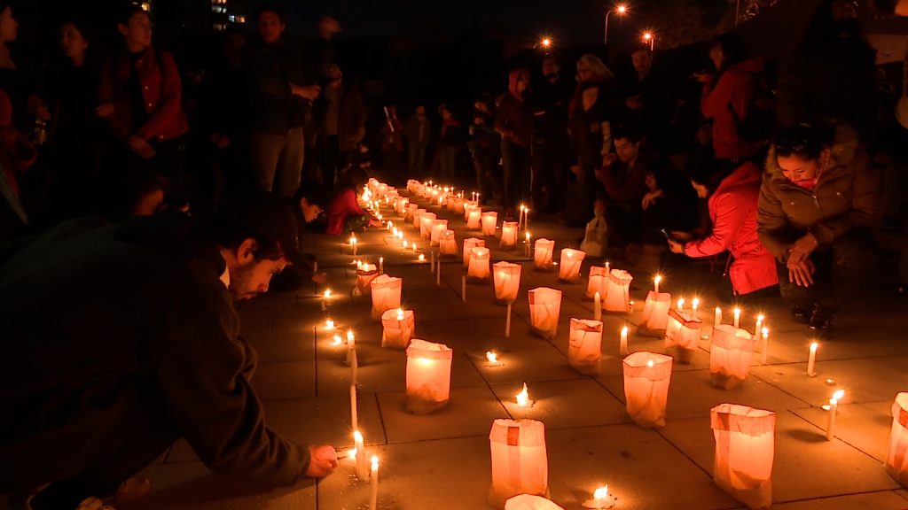 velas prendidas en conmemoración de las víctimas de la dictadura cívico militar