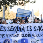 Imagen del 22 de marzo de 2023 de personas gritando consignas durante una marcha en conmemoración del Día Mundial del Agua, en Santiago, capital de Chile. El Día Mundial del Agua se celebra anualmente el 22 de marzo. (Xinhua/Jorge Villegas). Voces del agua
