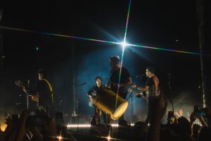 Imagen de Los Bunkers en su concierto, en un escenario más cercano al público