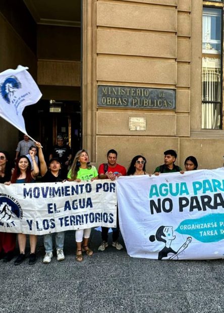 Organizaciones medioambientales en punto de prensa fuera del Ministerio de Obras Publicas.