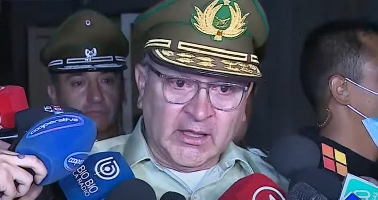 General Yáñez entre lágrimas y periodistas.