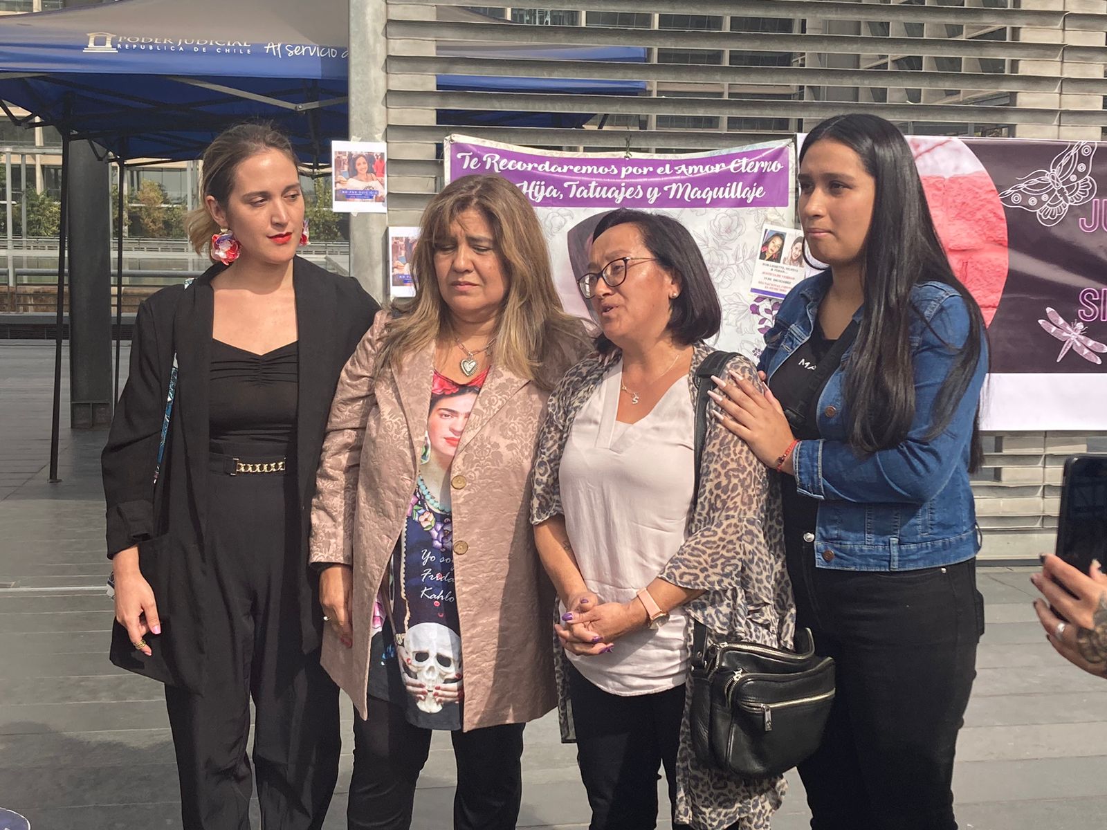 Madre de Silvana a las afueras del Cuarto Tribunal Oral en lo Penal de Santiago el 18 de abril, a la espera de la sentencia del juicio. 