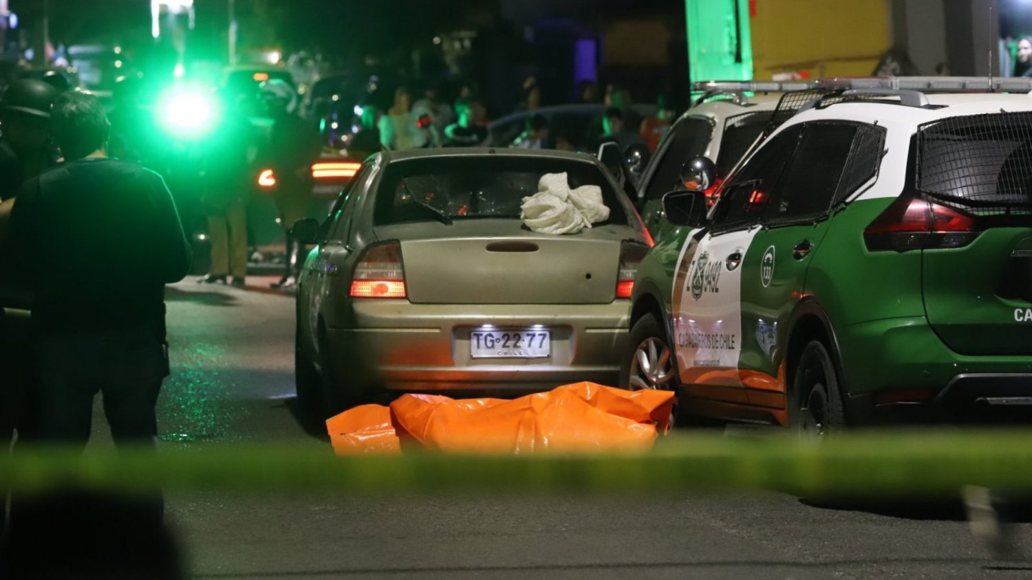 Escena del asesinato de David Toro. Aparece su auto junto al vehículo de Carabineros. 