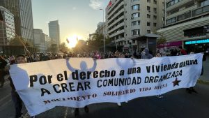 Marcha de pobladoras exigiendo avance en Plan de Emergencia Habitacional
