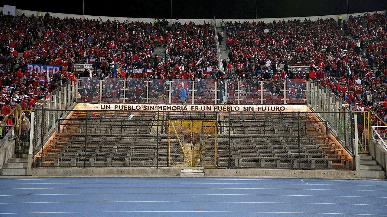 Espacio de memoria del Estadio Nacional durante partido de la selección chilena, usualmente celebrada como orgullo nacional. 