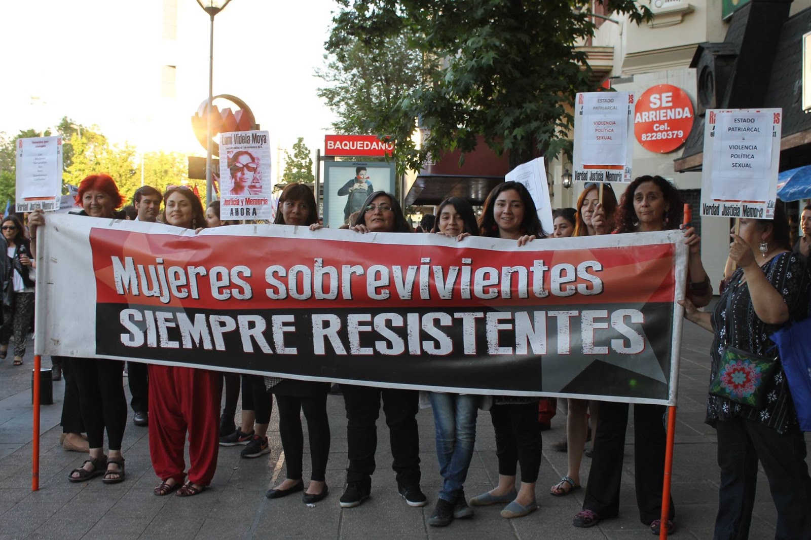 Colectiva Mujeres Sobrevivientes Siempre Resistentes manifestándose en Plaza Dignidad