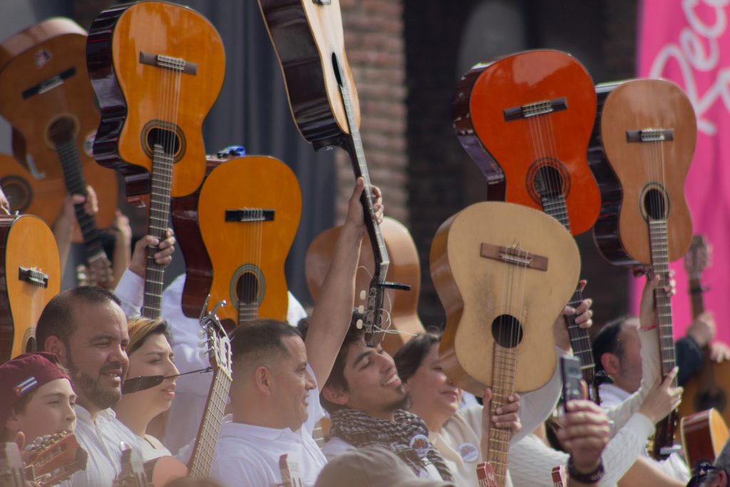 Mil Guitarras por Víctor Jara 5