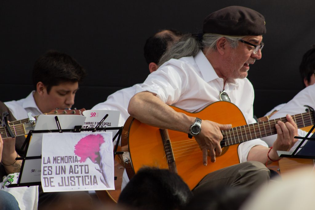 Mil Guitarras por Víctor Jara 13