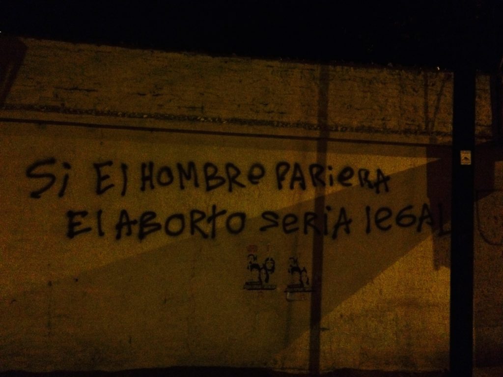 Rayado en una pared que dice "Si el hombre pariera, el aborto sería legal"