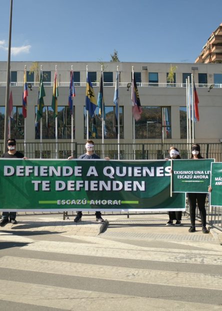 Jóvenes se manifiestan durante la inauguración de la COP de Escazú en Chile: Exigen mayor protección a los defensores ambientales