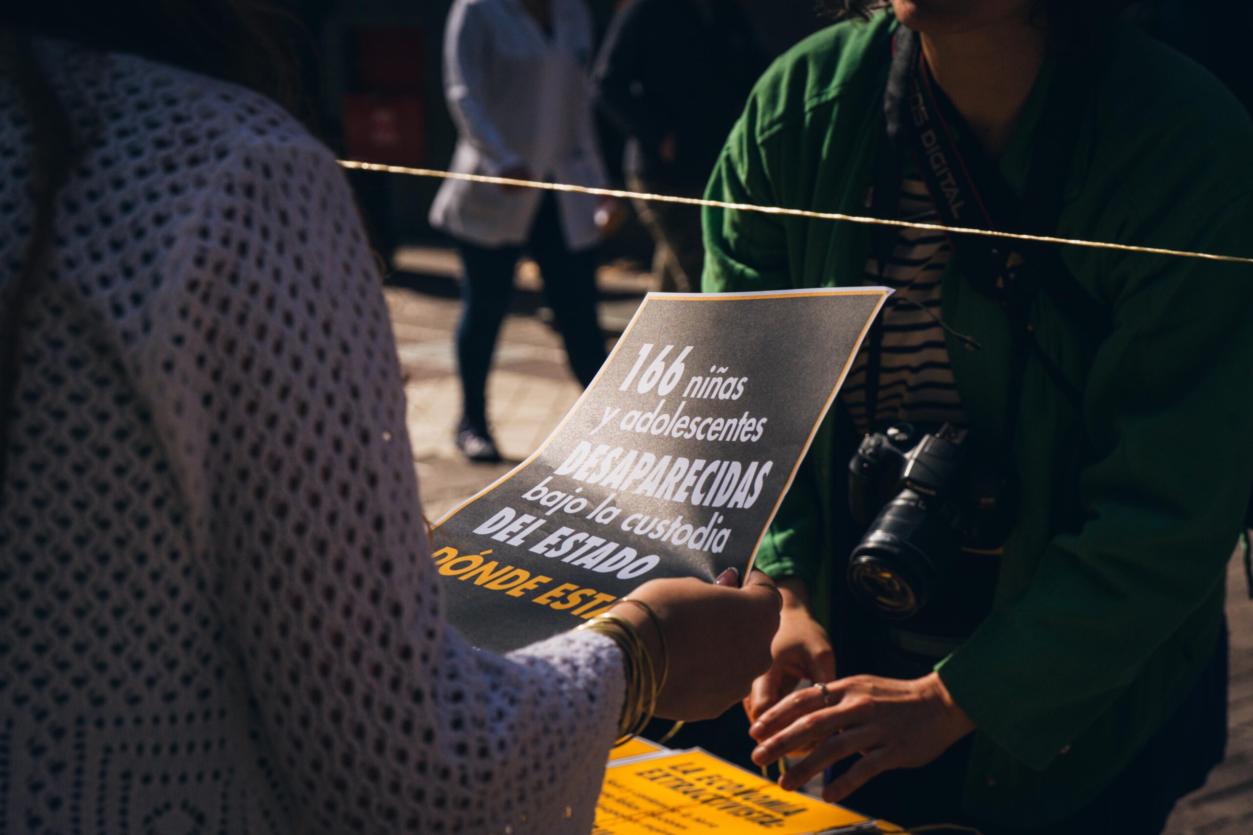 Mujer sostentiendo un poster