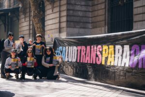 Personas junto a un cartel en una manifestación