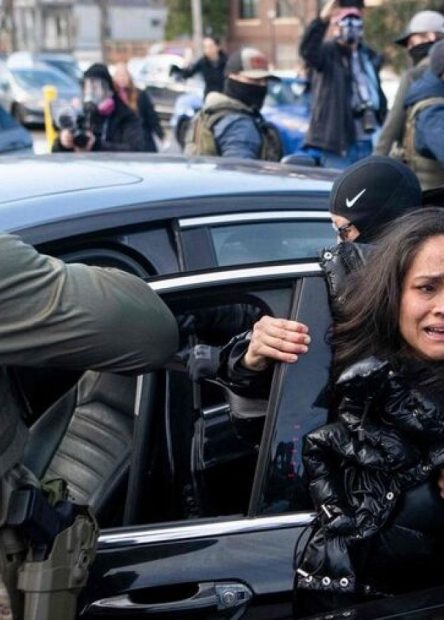 Policias de ICE llevandose a una mujer encarcelada