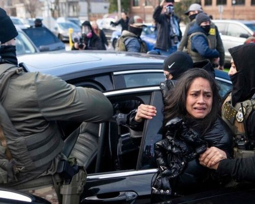 Policias de ICE llevandose a una mujer encarcelada