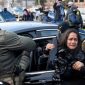 Policias de ICE llevandose a una mujer encarcelada